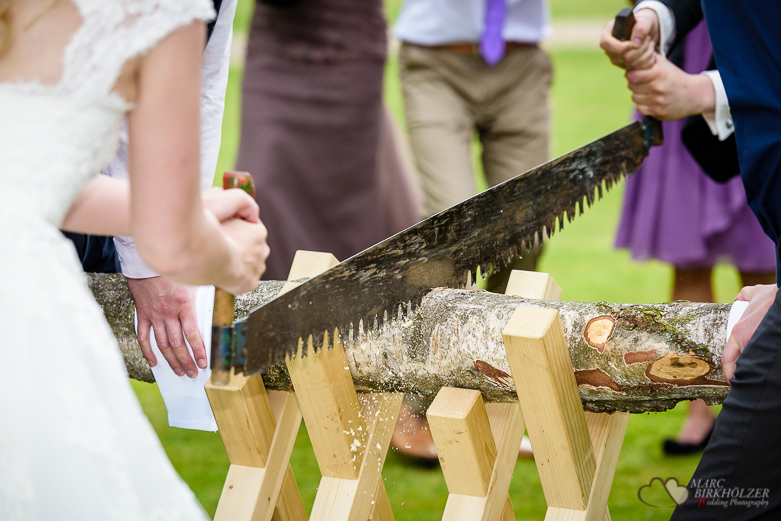 Baumstammsägen bei einer Hochzeit