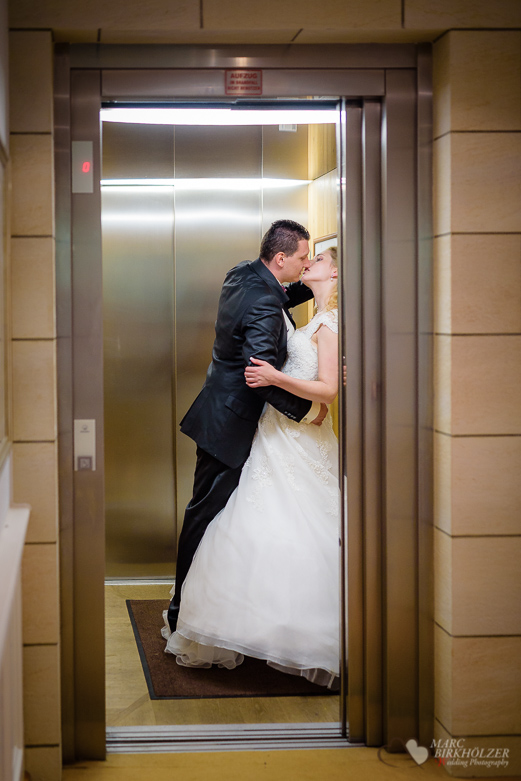 Hochzeitspaar im Aufzug Fahrstuhl