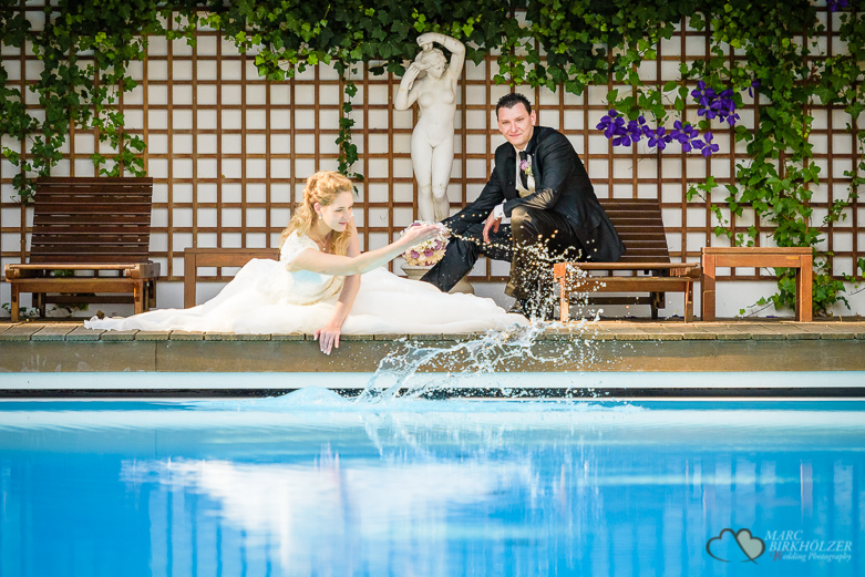 Braut und Bräutigam am Swimmingpool